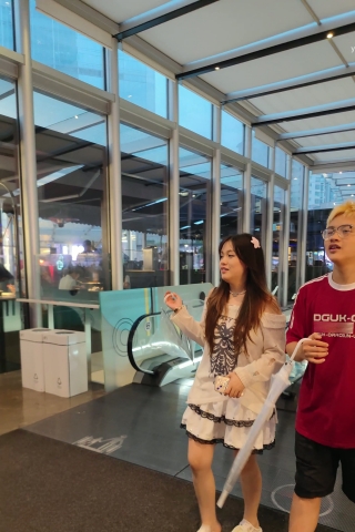 XM215白色连衣裙小姐姐和男朋友出来玩，白色丁字裤