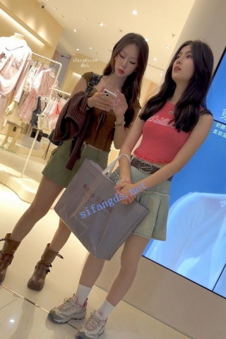 trump1232【KFC】两个短裙学生妹逛街·肉丝袜内内·超薄白内一箭双雕