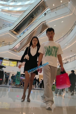 XM419黑色连衣裙黑丝小姐姐和男朋友逛街，白色内内