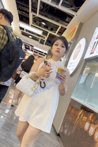 trump1228【KFC】白色长裙少妇逛街买奶茶·白色透明内内露个屁股