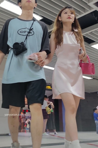 XM213粉色连衣裙小姐姐和男朋友逛街，黄色内内