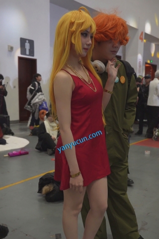 【xxn-360】金发吊带红裙cos美女..翘臀微透蕾丝内被摄影围拍