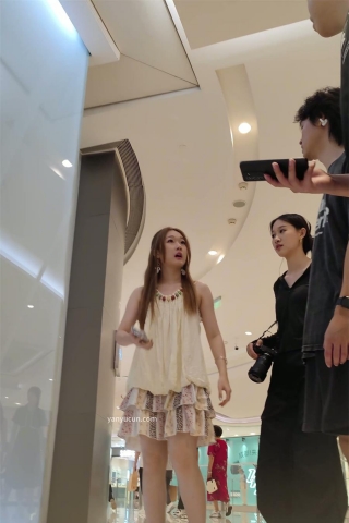 XM253蛋糕裙美女和朋友出来吃饭，绿色内内