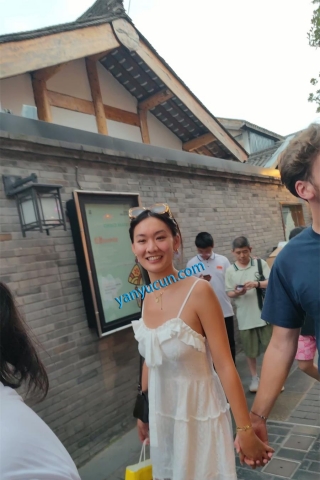 XM376白色吊带连衣裙美女和外国男友游玩，黑色丁字裤