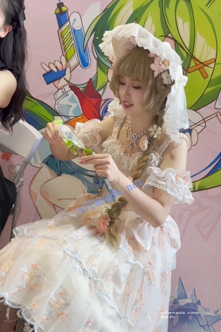 trump1270【KFC】学生妹和闺蜜逛展·洛丽塔裙白色可爱内·前拍露黑森林