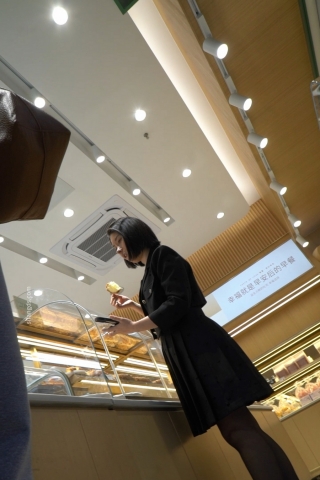 kc1569（空城原创）黑裙小少妇带孩子买蛋糕，黑丝黄N包裹肥臀