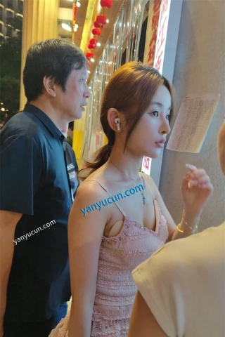 XM467粉色超短裙极品美女和闺蜜出来旅游，白色内内