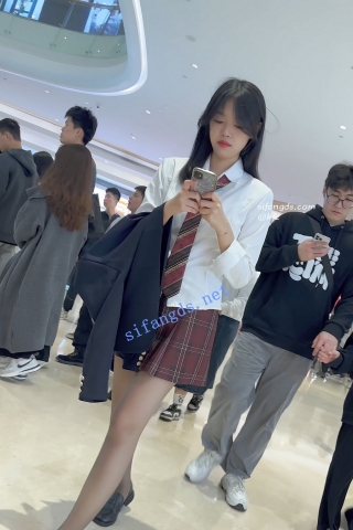 trump1316【KFC】JK制服学生妹逛街专注玩手机·灰色丝袜白内前后CD