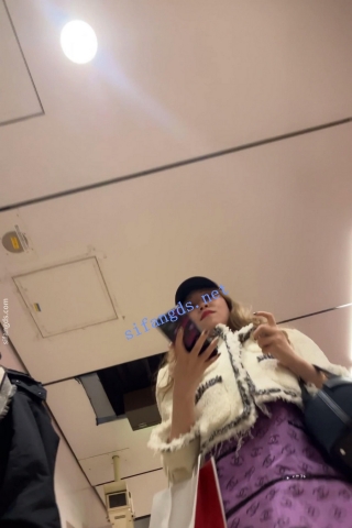 【日产精选】034金发美女宽松裙配V字型情趣内非常性感