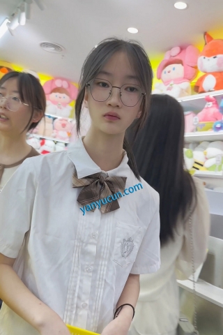 trump1432【KFC】JK学生妹和闺蜜抓娃娃·清纯可爱的妹妹白色内尿黄了