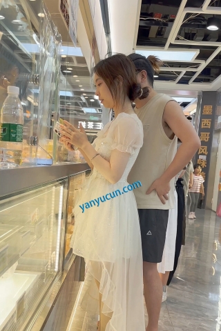 trump1434【KFC】婚纱裙靓女和猥琐男友·裙子遮住屁股放心穿了骚窄内