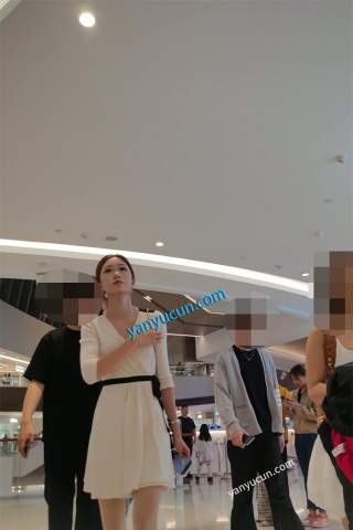 XM451米色连衣裙肉色丝袜美女和朋友们逛街吃饭，白色内内