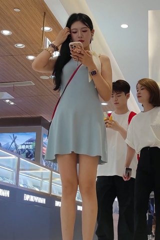 XM207蓝色连衣裙美女一个人逛街，白色内内