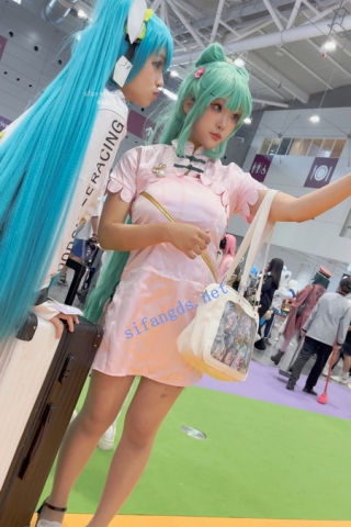 trump1215【KFC】萌妹开衩旗袍COSER拍照·肉丝袜白色内·直接往相机上坐