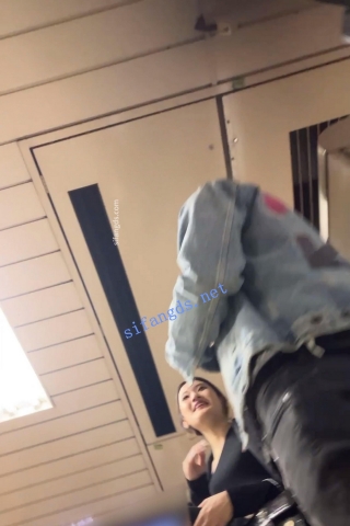 【日产精选】023地铁CD三位丁字裤勒进B里侧露一点