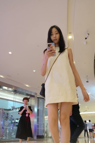 XM228白色连衣裙小姐姐超市买东西抄底，白色卡通内