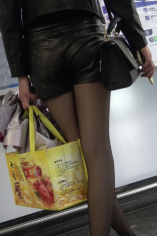 4k街拍地铁通道黑丝高跟