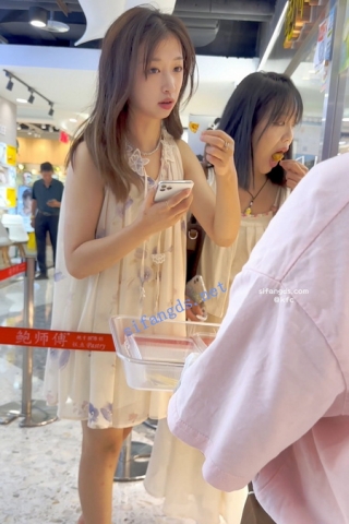 trump1216【KFC】长裙学生妹额逛街。透明高跟骚气外表下穿着可爱内