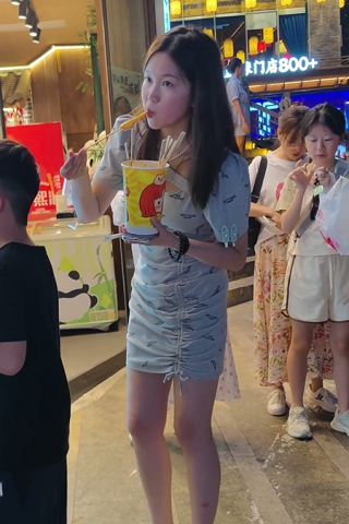 XM206灰色连衣裙小姐姐和家人出来玩，黄色内内