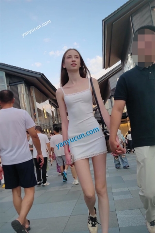 XM417白色包臀裙极品外国美女和男朋友逛街，白色丁字裤