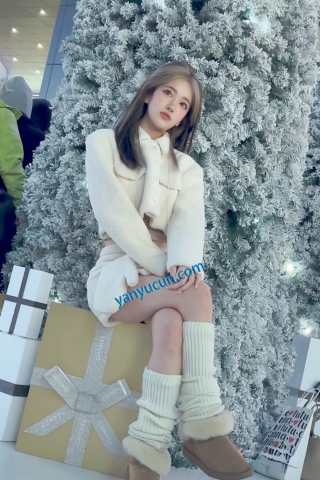 trump1395⭐⭐⭐极品美女拍照穿露脐装·镜头前摆出性感姿势·白色内CD