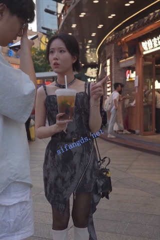 (BC-SSS-087)吊带裙靓女和男友约会..穿着开裆黑丝袜相当骚