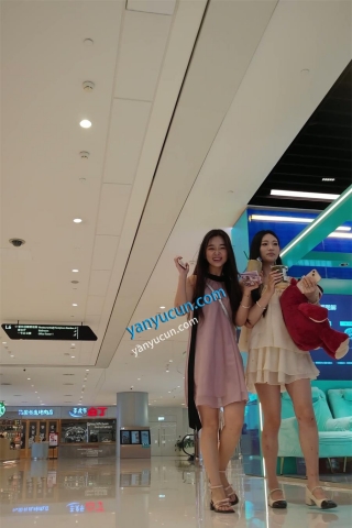 XM452紫色连衣裙小姐姐和闺蜜逛街，白色内内