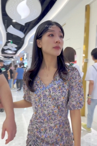 trump1220【KFC】长裙少妇带着老公逛街买首饰。肉色丝袜骚窄内前后CD