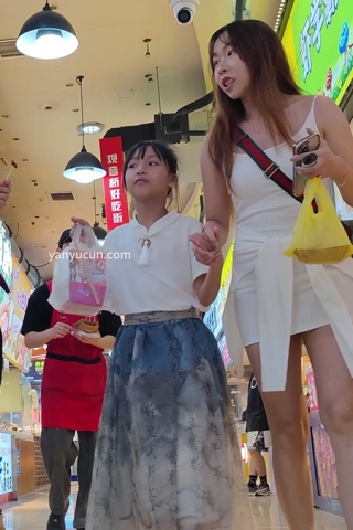 XM173白色包臀裙小姐姐诶带着妹妹出来逛街，白色内