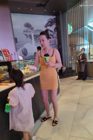 XM313黄色包臀裙少妇带女儿出来逛街，黑色丁字裤