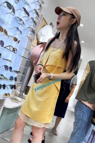 trump1429【KFC】靓女和男友逛街·打打闹闹满街撒狗粮·长裙白色内内