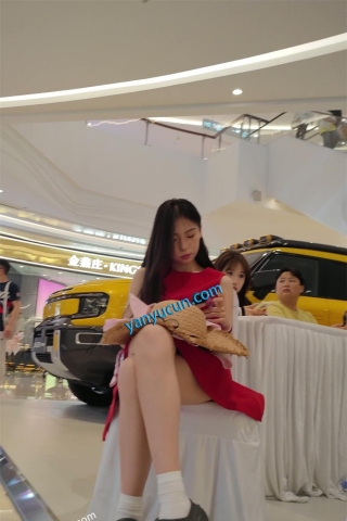 XM429红色连衣裙小姐姐一个人逛街，前后抄底白色内