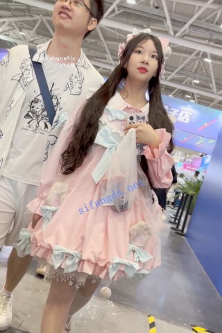 trump1296【KFC】洛丽塔裙学生妹和男友逛街·白丝袜淡绿色内内前后CD