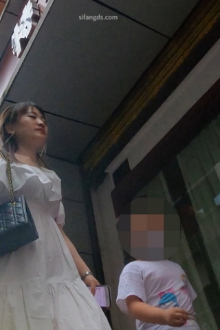 kc1546（空城原创）白长裙美少妇接孩子放学，天蓝窄N白嫩肉臀