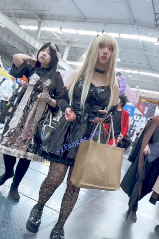 trump1269【KFC】学生妹COSER和室友逛街·黑色网袜粉红色内内前后CD