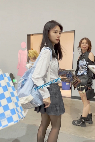 trump1431【KFC】制服JK气质学生妹和闺蜜逛街·短裙黑丝袜白内前后CD