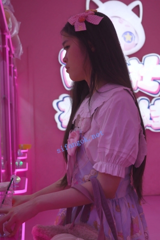  (BC-AA-623)蕾丝卡通裙小姐姐逛街夹娃娃..抄底粉白条纹纸内