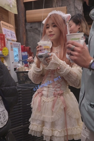 (BC-SSS-096)公主裙美女约会..翘臀卡通内..蹲下拍照被小狗钻...