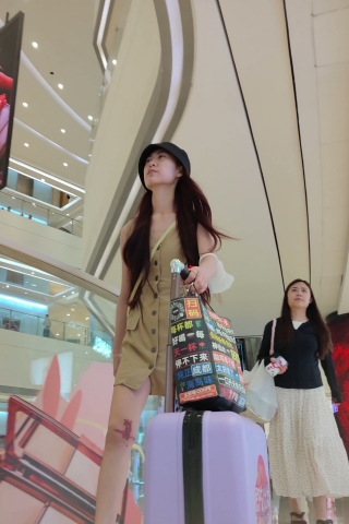 XM156黄色连衣裙美女和闺蜜出来旅游，蓝色内带翅膀