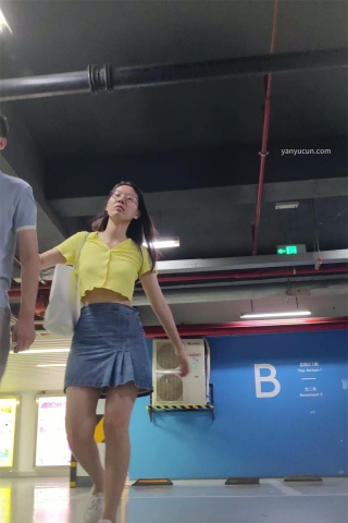 XM298牛仔短裙戴眼镜的骚货和男朋友逛街，白色窄内