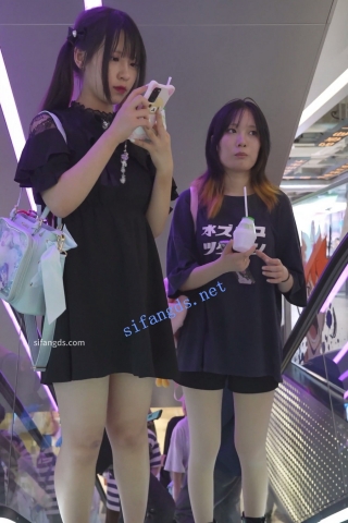 (BC-AA-576)黑裙双马尾萝莉逛街..窄内尿湿了前后角度CD