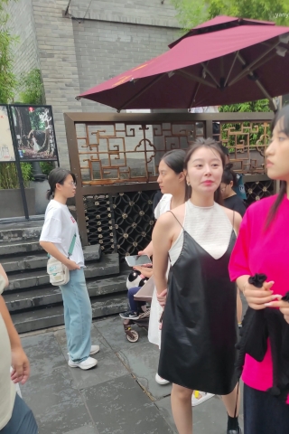 XM246黑色皮裙少妇和家人出去旅游，白色内内